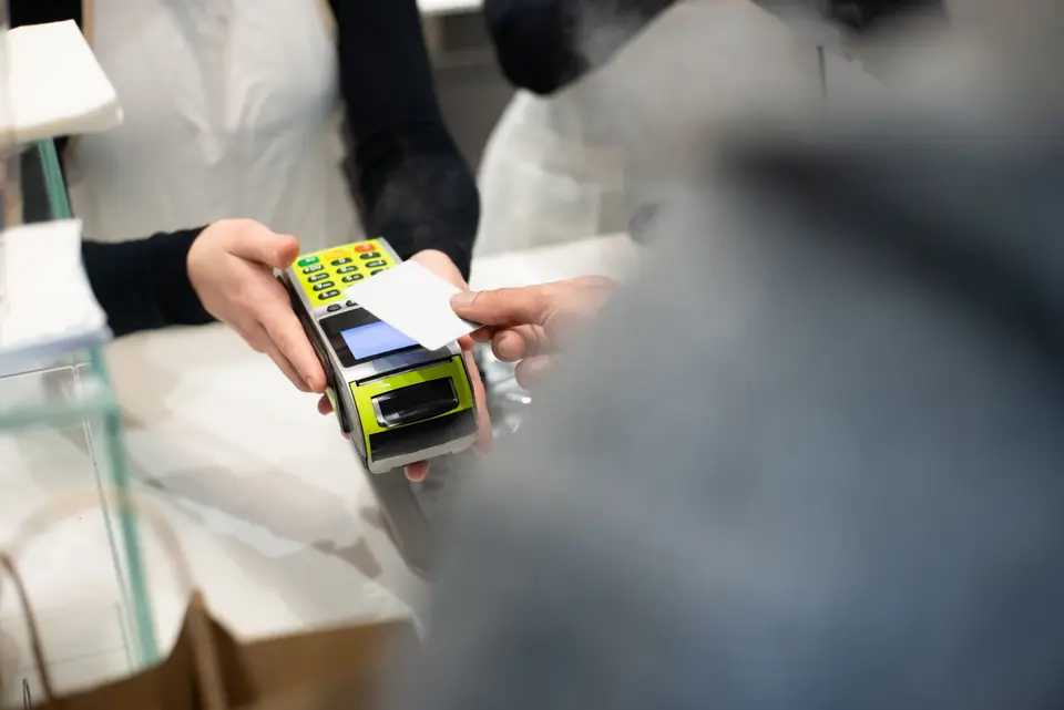商店櫃檯以刷卡機處理信用卡付款