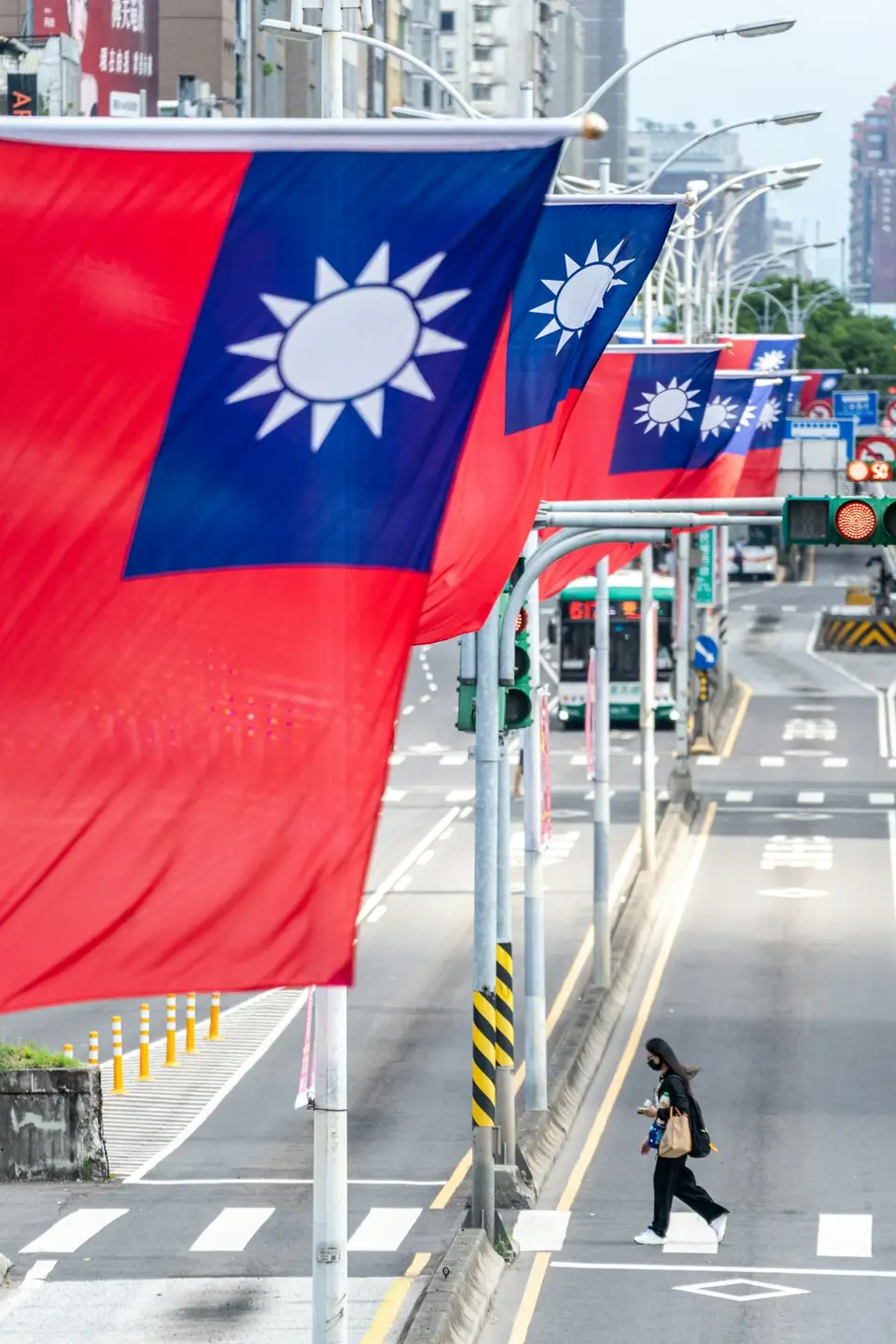 台灣街道上懸掛旗幟，呈現台灣數位服務使用情境