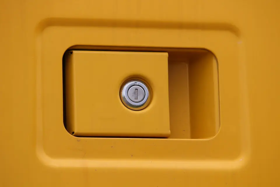 有門的高櫃內收著無品牌人用藥盒,狗狗與貓咪在櫃外安全活動(示意圖)