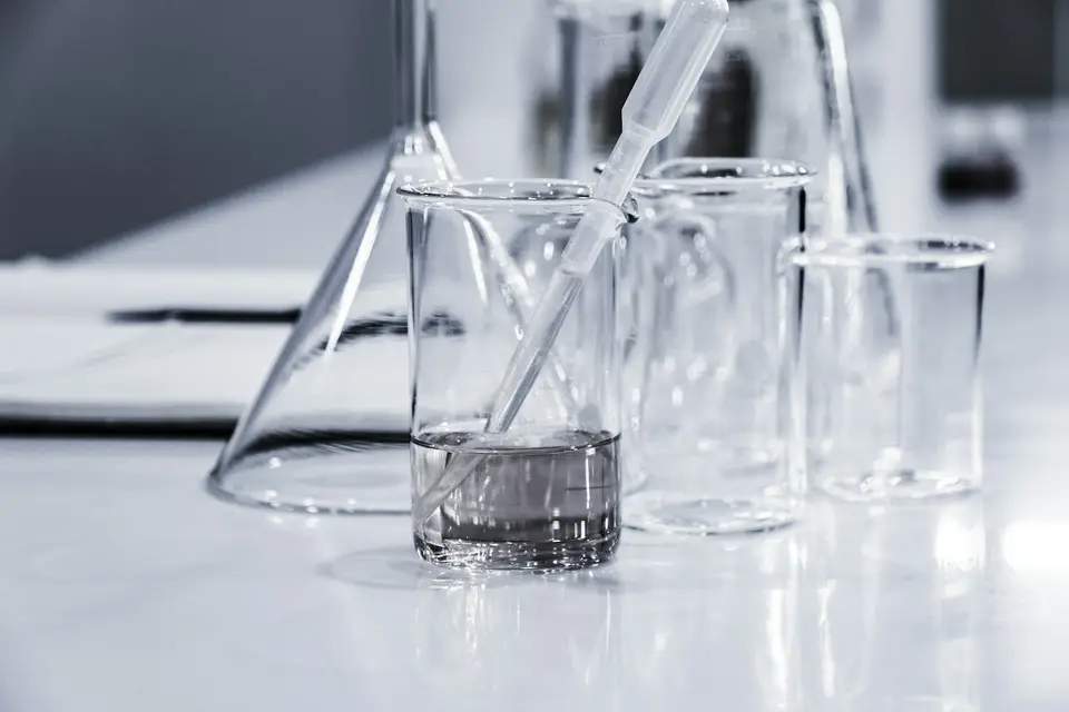 水質檢測用樣品瓶與實驗室器材(示意圖)