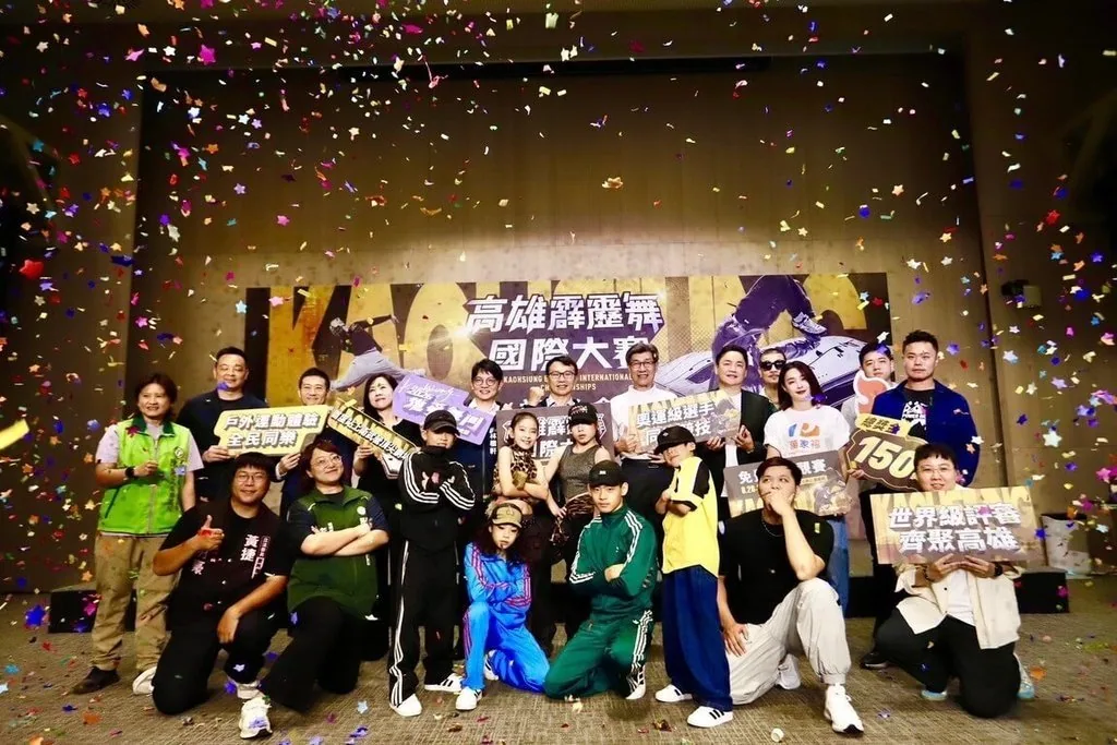 衛武營戲劇院的專業舞台上正在舉行霹靂舞賽事,觀眾席、評審區與台灣青少年選手同時入鏡。
