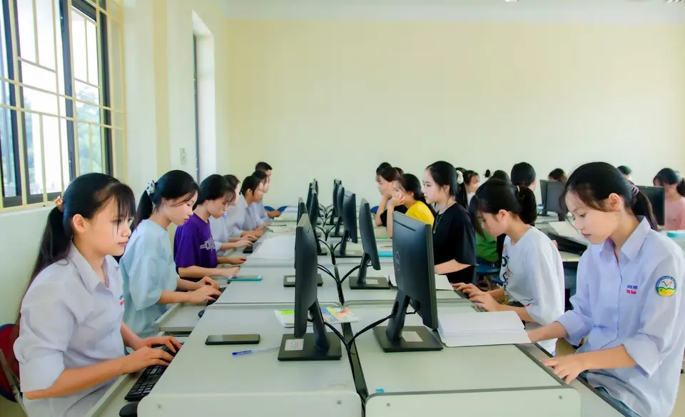 PISA 2025首度納入數位時代的學習評量,測驗學生運用工具解決實際問題的能力(示意圖) 教室裡多名學生正在電腦前進行測驗