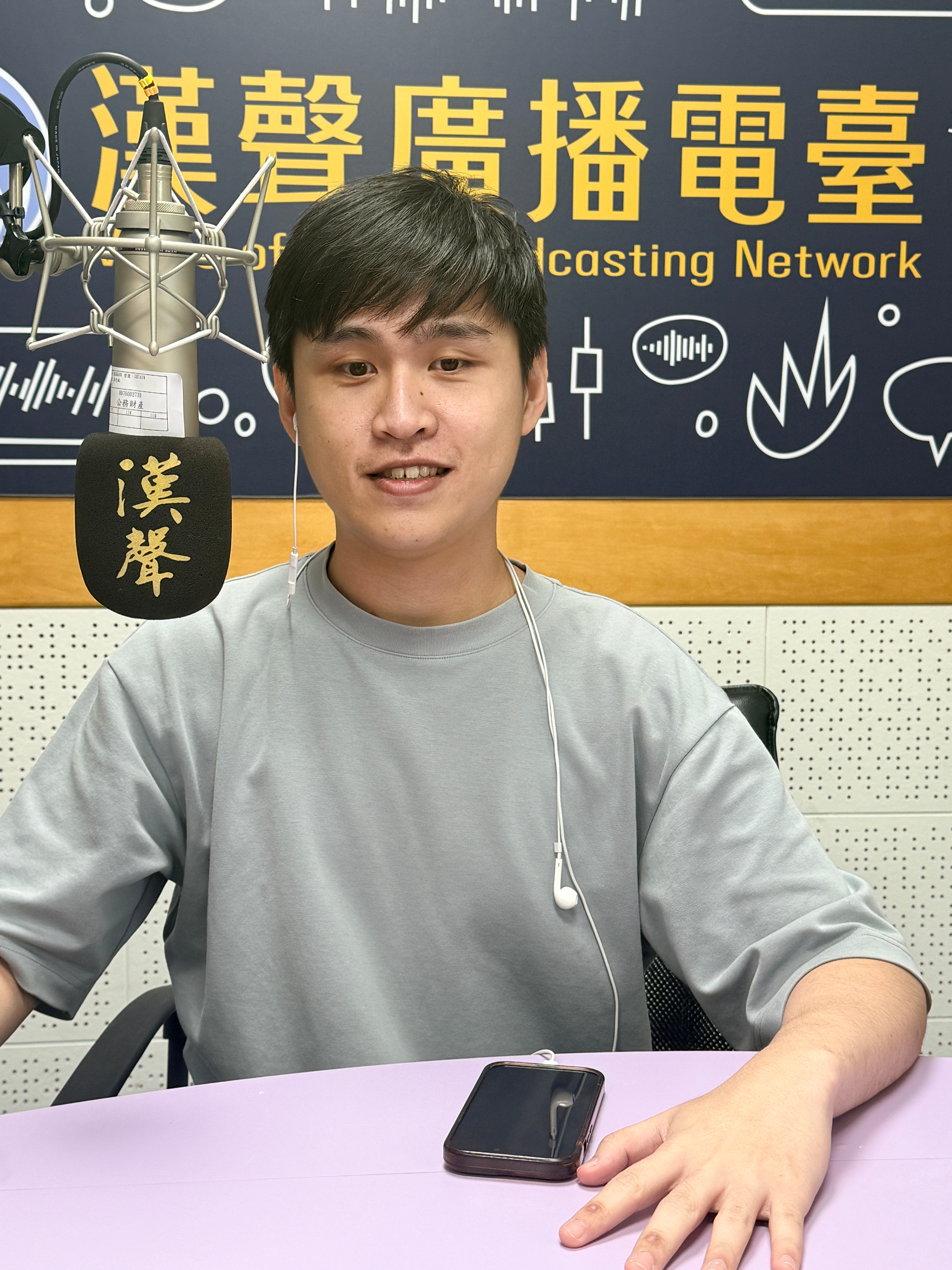 李昌勳在電臺錄音室接受訪問