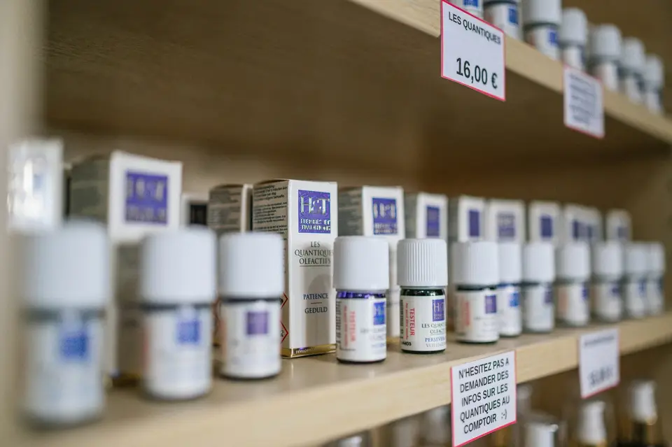 藥妝店保健食品貨架，呈現同日可能同時購買多種補充品的情境