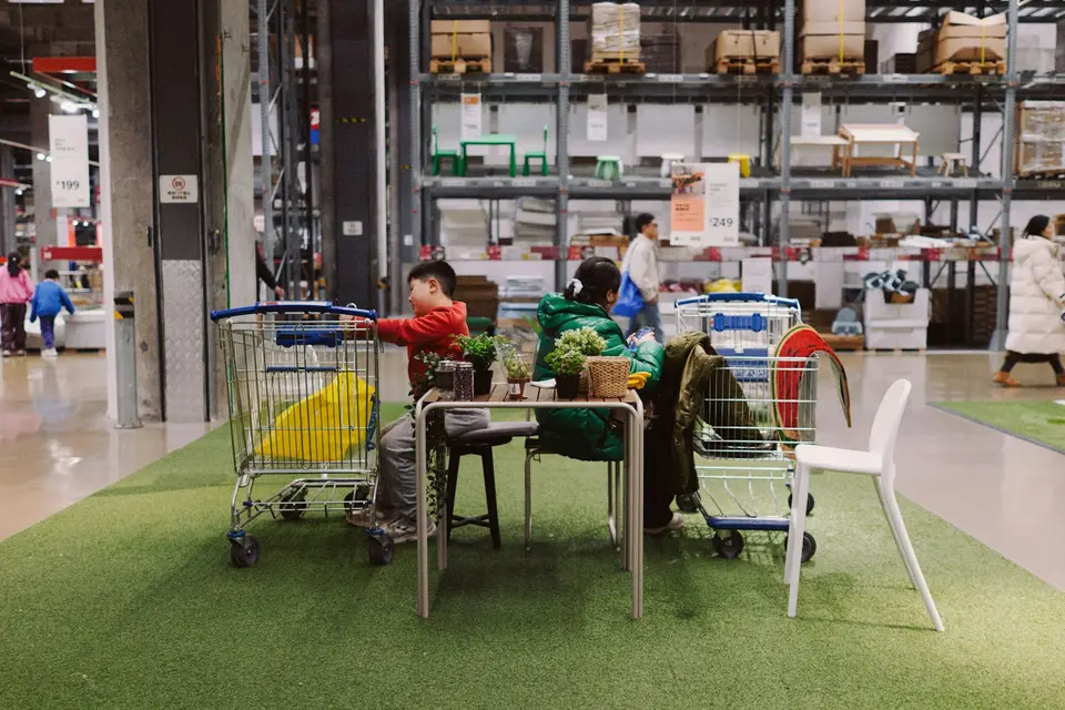 商店走道上的購物車與貨架