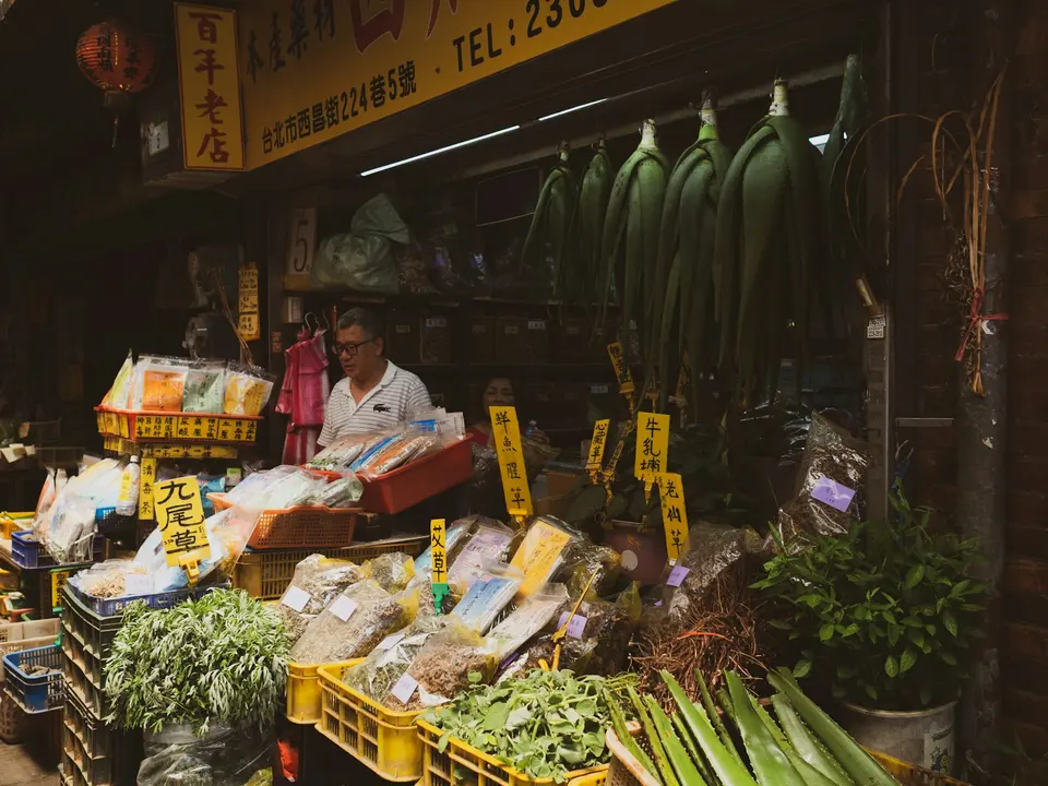 台灣傳統市場攤位,陳列各類新鮮蔬菜水果