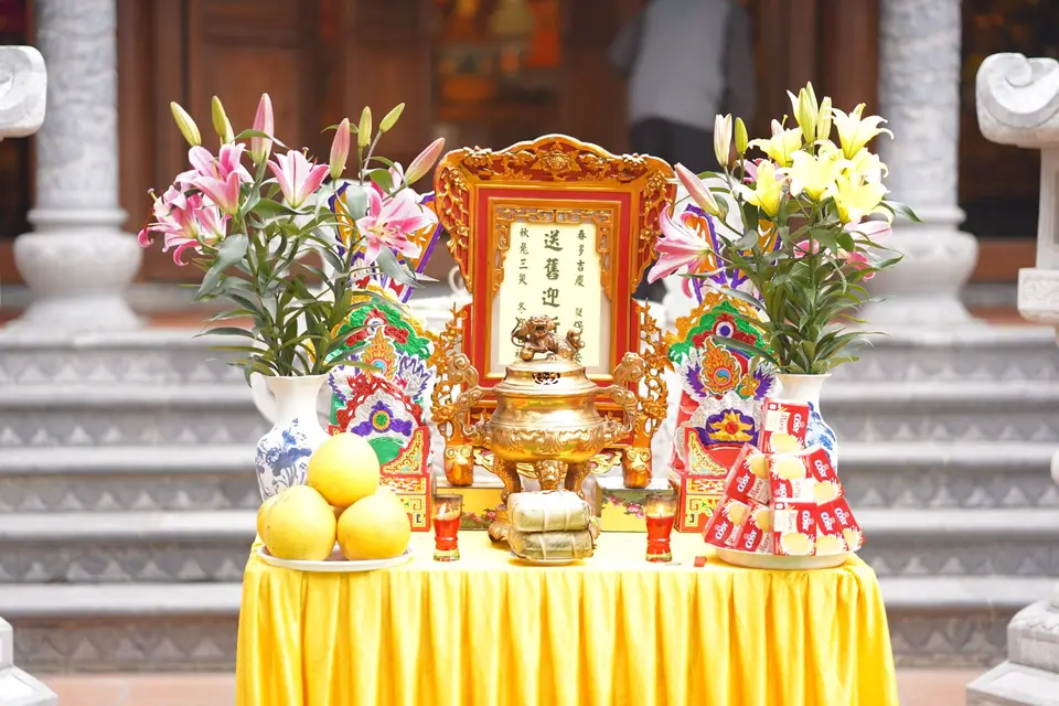 廟宇供桌上擺放的鮮花、香燭與各式祭祀供品