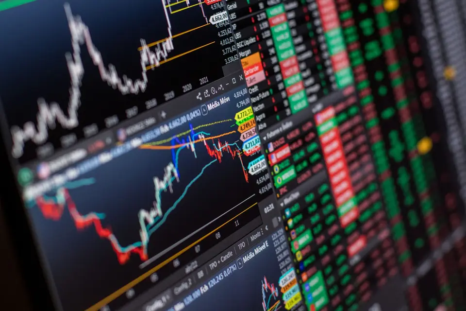 近距離拍攝的金融市場交易螢幕