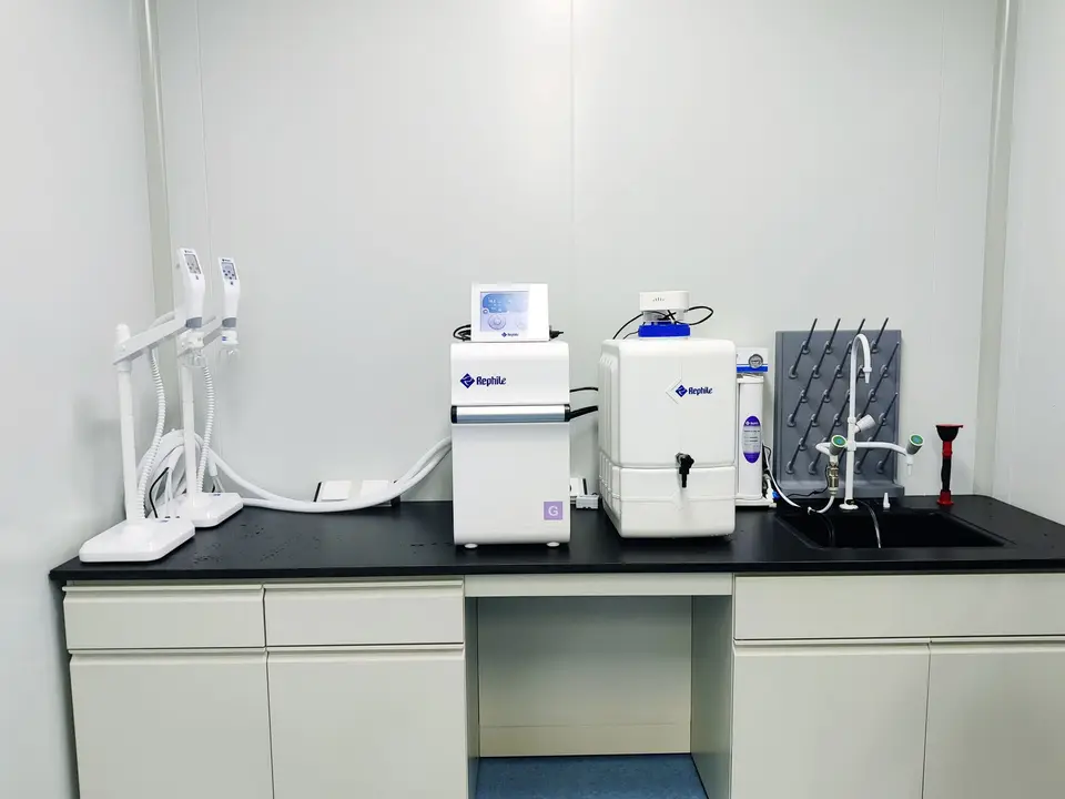 水槽旁的家用濾水器與取水瓶