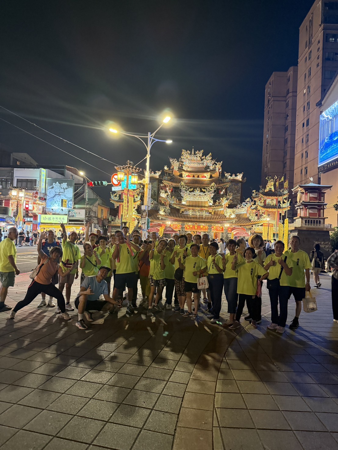 跑團與居民在夜間廟宇前留下合照
