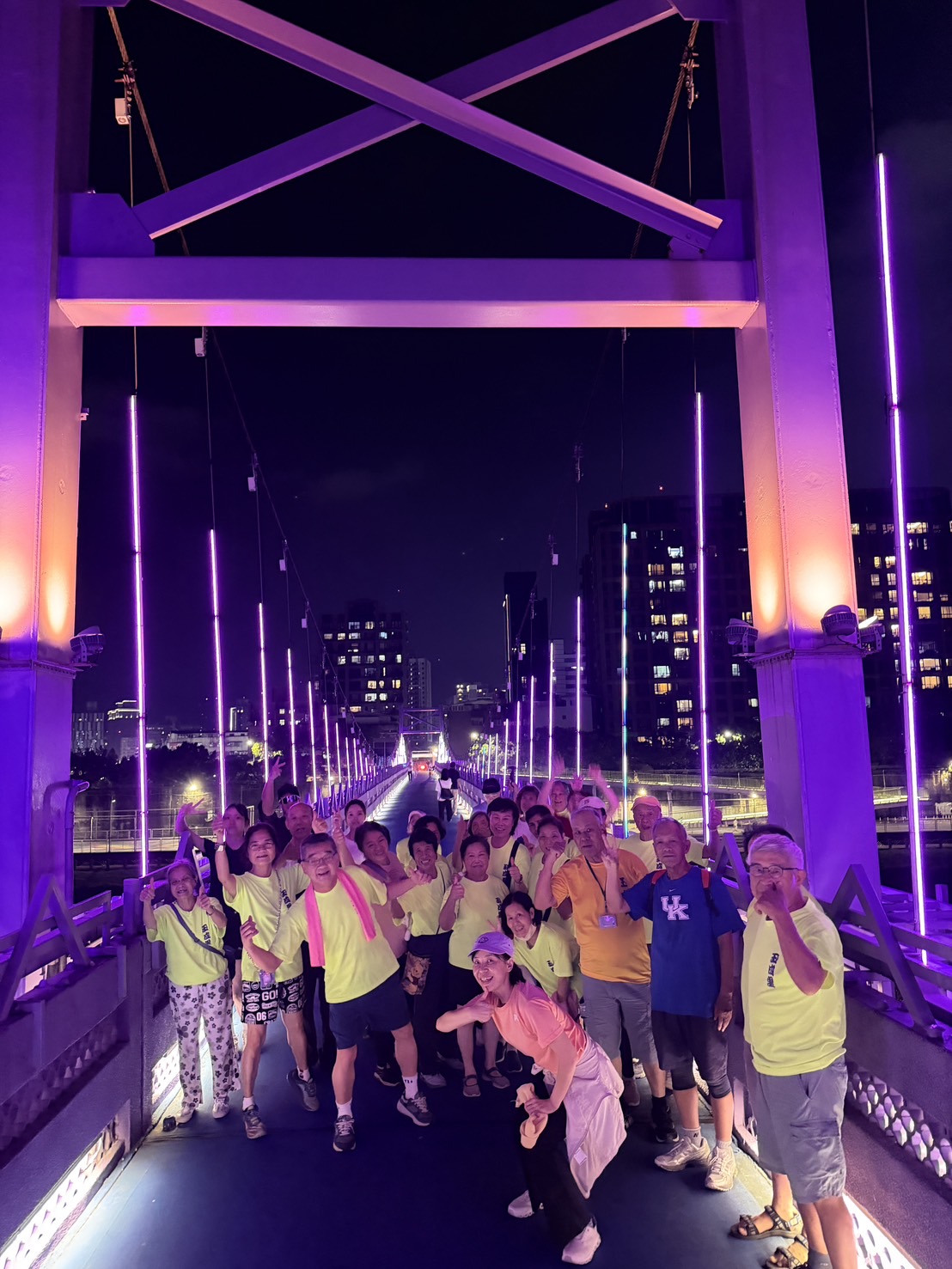 跑團成員在夜間點燈的步行橋上合影