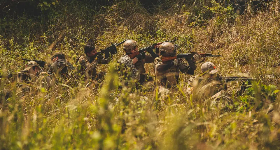 軍事人員在野戰環境進行訓練和操作