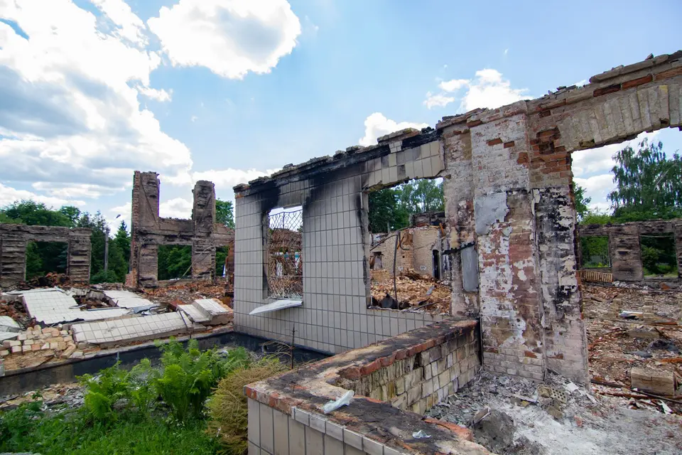 建築物遭爆炸摧毀，牆壁坍塌、混凝土和鋼筋暴露
