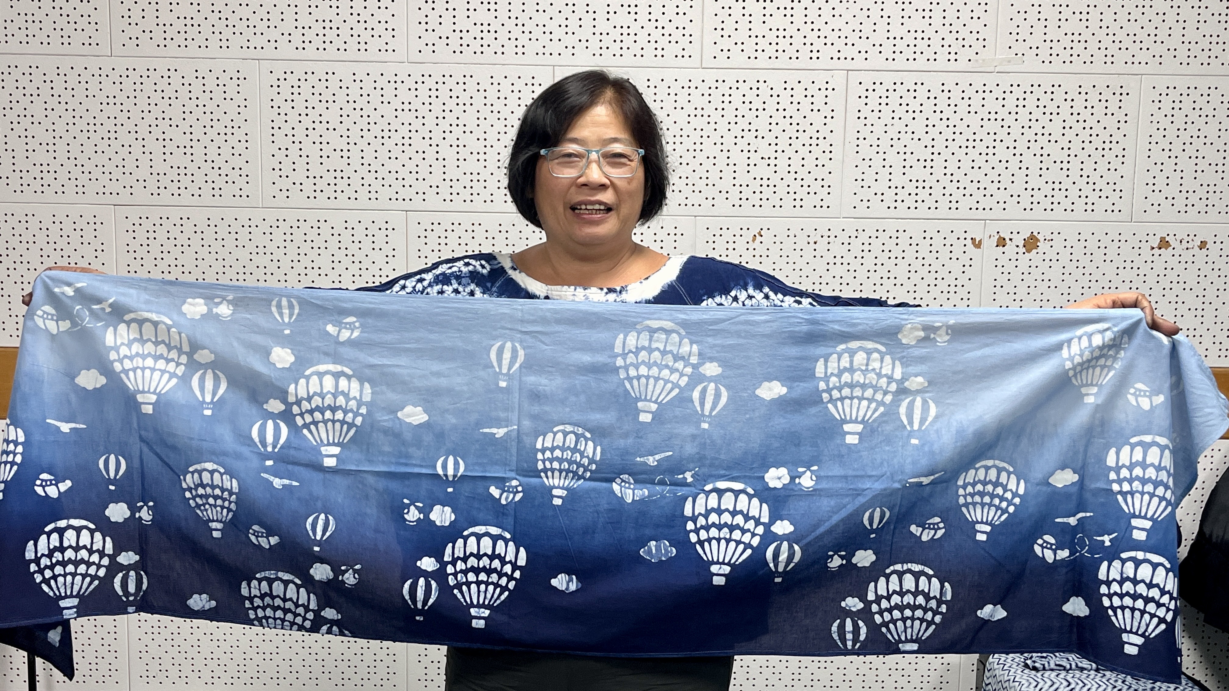謝佩樺展示印有熱氣球圖案的藍染長布