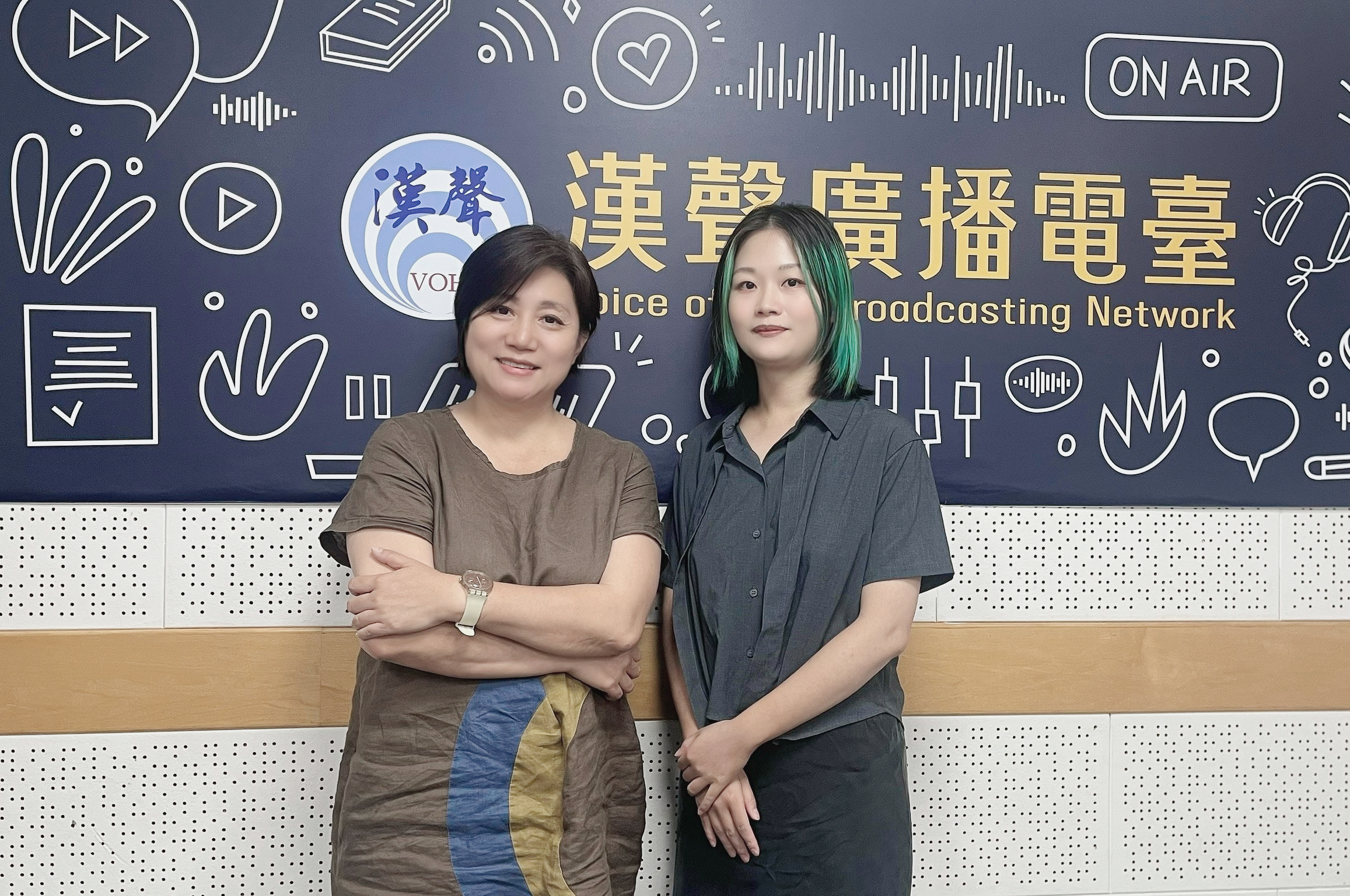 傅聖雅在錄音室與張凱迪老師合影。