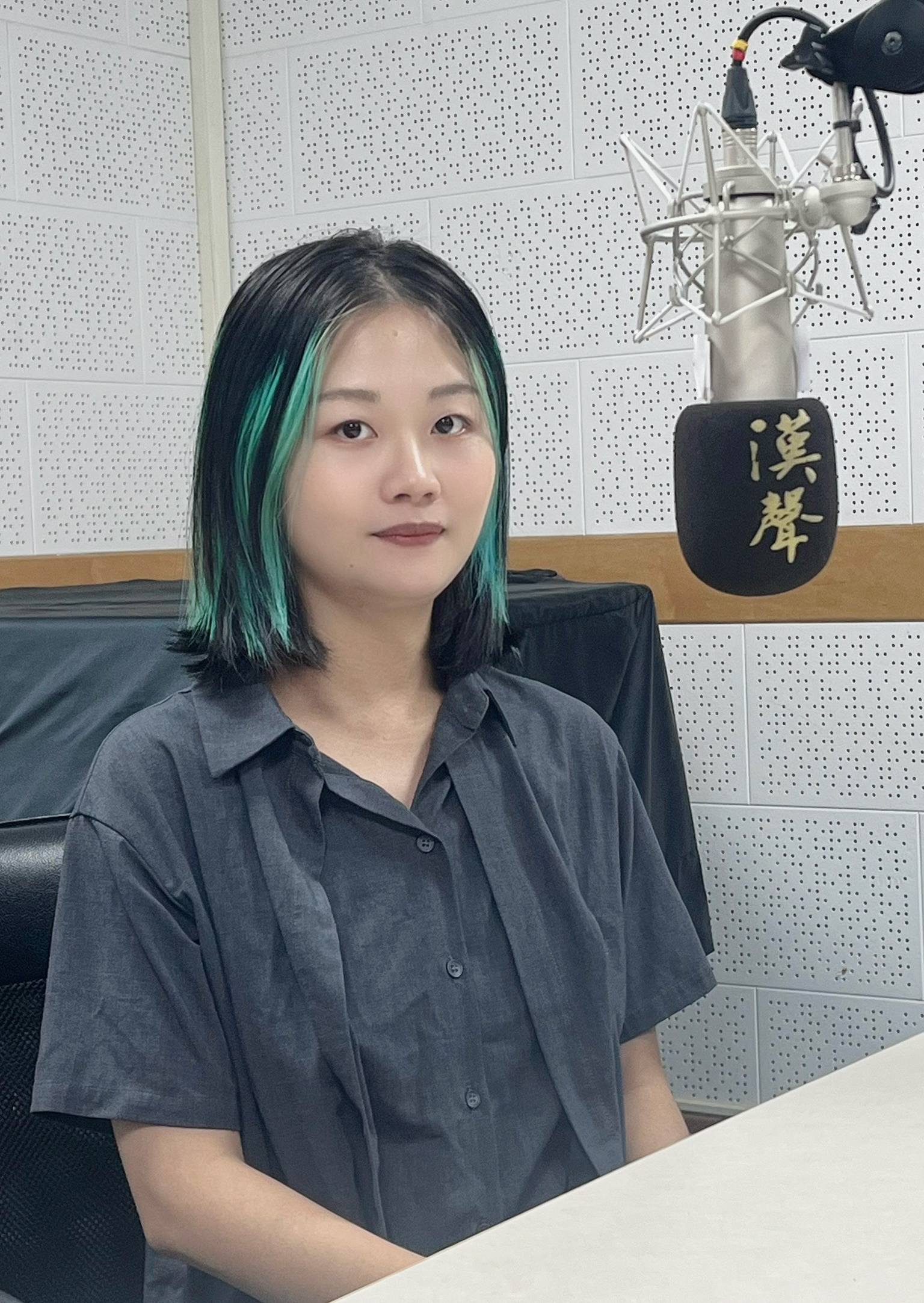 傅聖雅在錄音室受訪的個人照片。