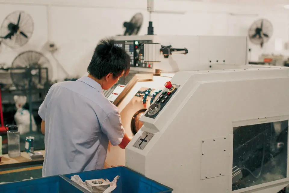 工廠人員操作精密設備，呈現台灣電子產品製造與檢測場景