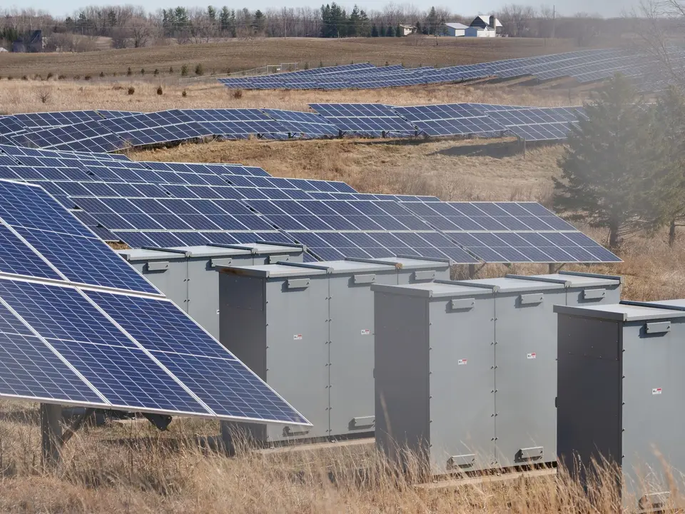太陽光電板旁的電池儲能櫃