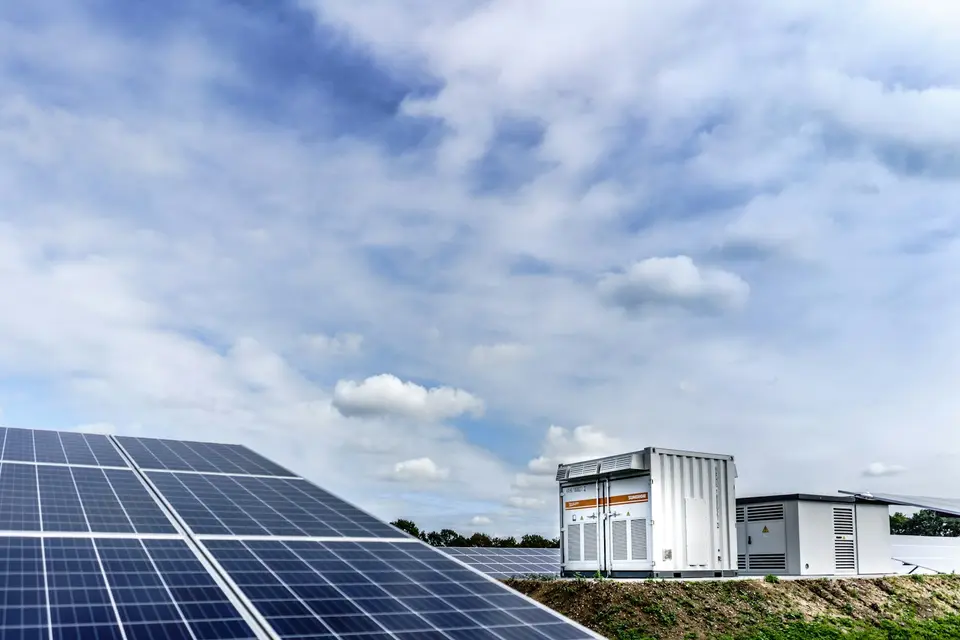 光電與儲能系統併聯運轉的示意畫面 太陽能板與戶外電池儲能設備