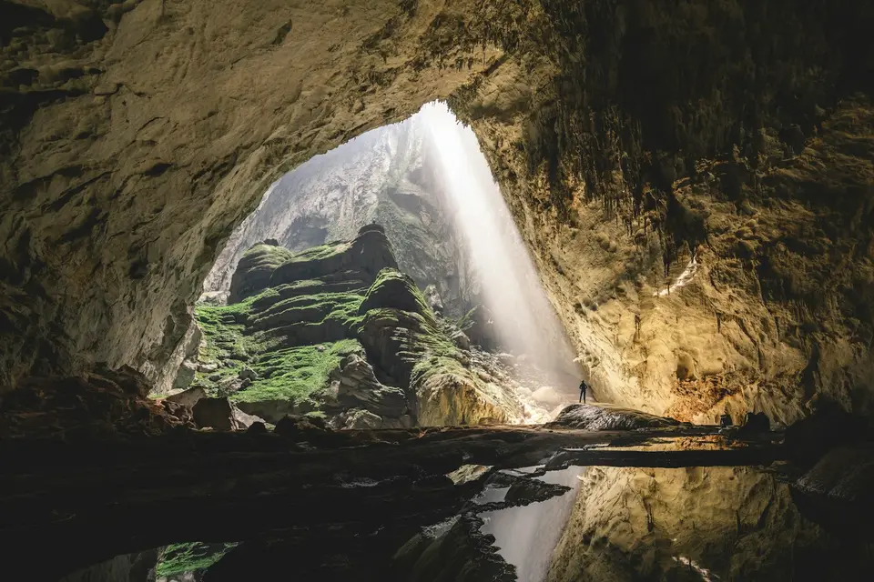 旅客在越南洞穴中參觀鐘乳石景觀