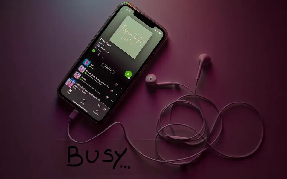 Spotify 手機播放與有線耳機,呈現行動聆聽情境