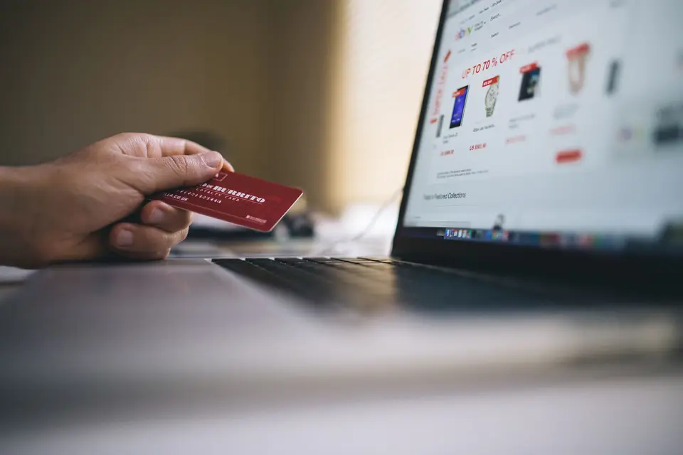 Steam退款申請從客服購買紀錄開始 筆電旁的遊戲購買紀錄與退款表單操作情境示意圖