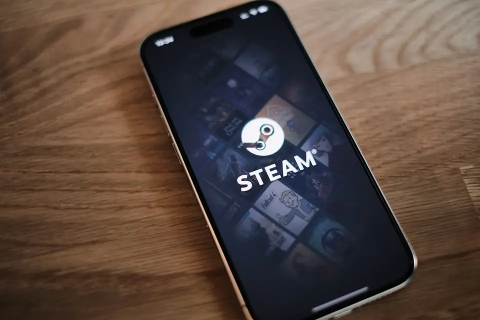 手機顯示Steam圖示，旁邊是電腦與數位資料情境