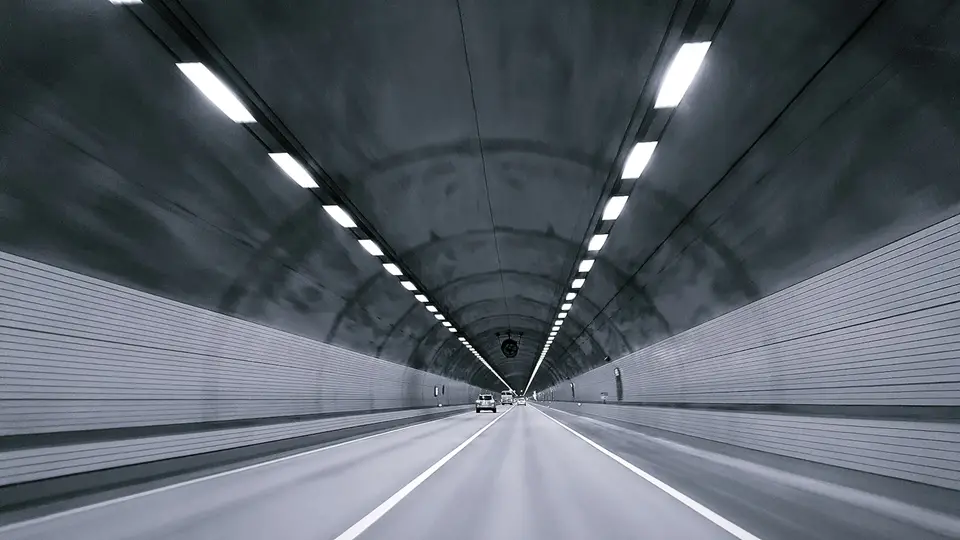 車輛行駛在山區隧道公路內