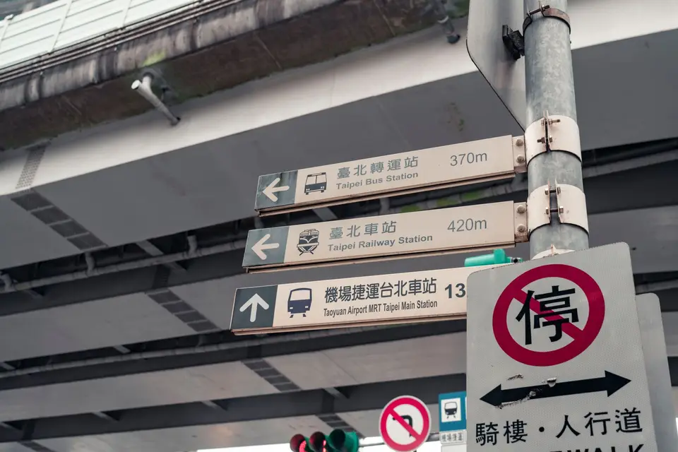 台灣道路旁的公車站與接駁巴士（示意圖）