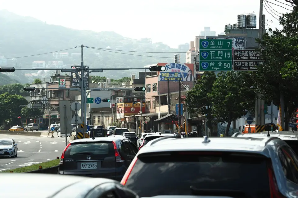 台灣道路路口的號誌與車流,呈現駕駛需依現場設施判讀行駛方向