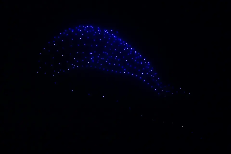 夜空中排列發光圖案的無人機