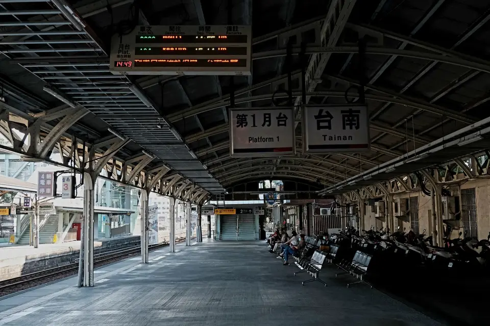 臺南車站第一月台的候車空間與棚架(示意圖) 臺南車站第一月台候車空間與地面鋪面(示意圖)
