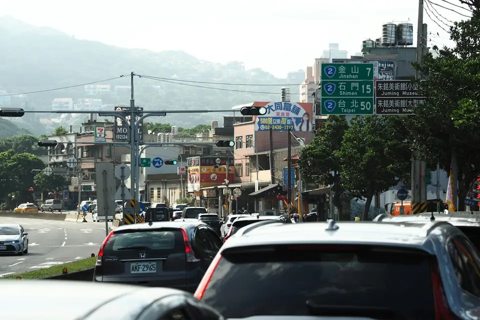 台北市區道路與商家街景，呈現市府把活動導向城市消費場景