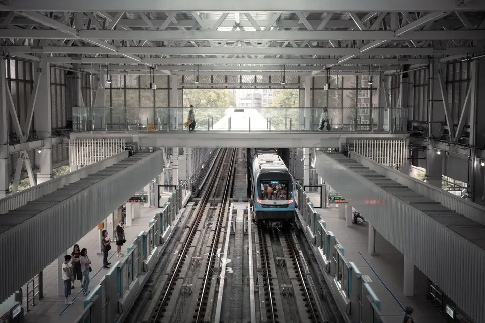 台北捷運列車進站,呈現耶誕跨年期間城市消費與交通往來的情境