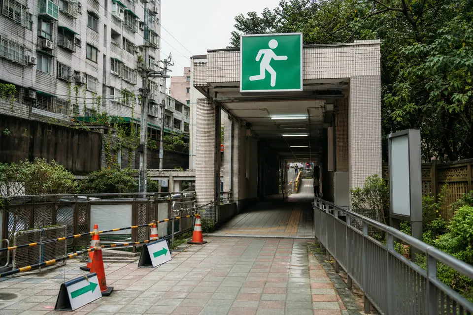 台灣城市住宅區的避難通道入口有清楚指示,外側留有通行空間。