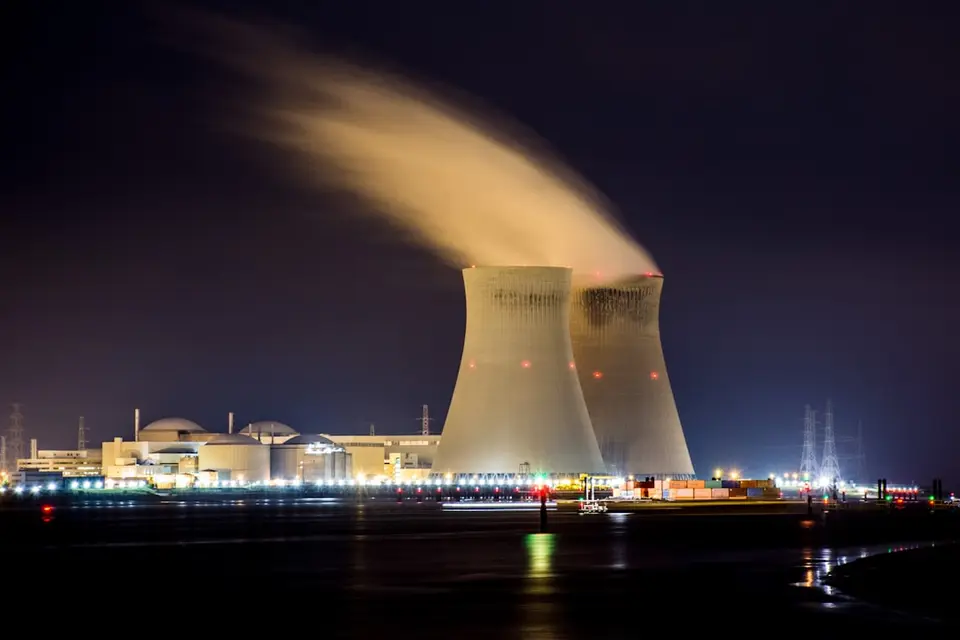 天然氣發電廠設備，象徵燃氣機組成為未來十年新增供電主力
