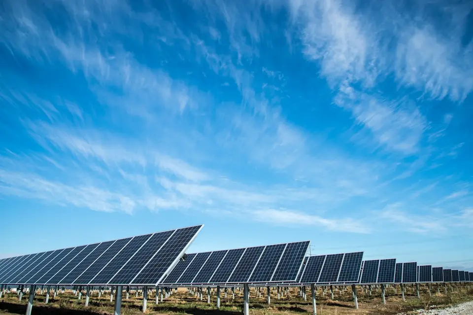 太陽光電板與再生能源設施，象徵以裝置容量為指標的綠能擴建規劃