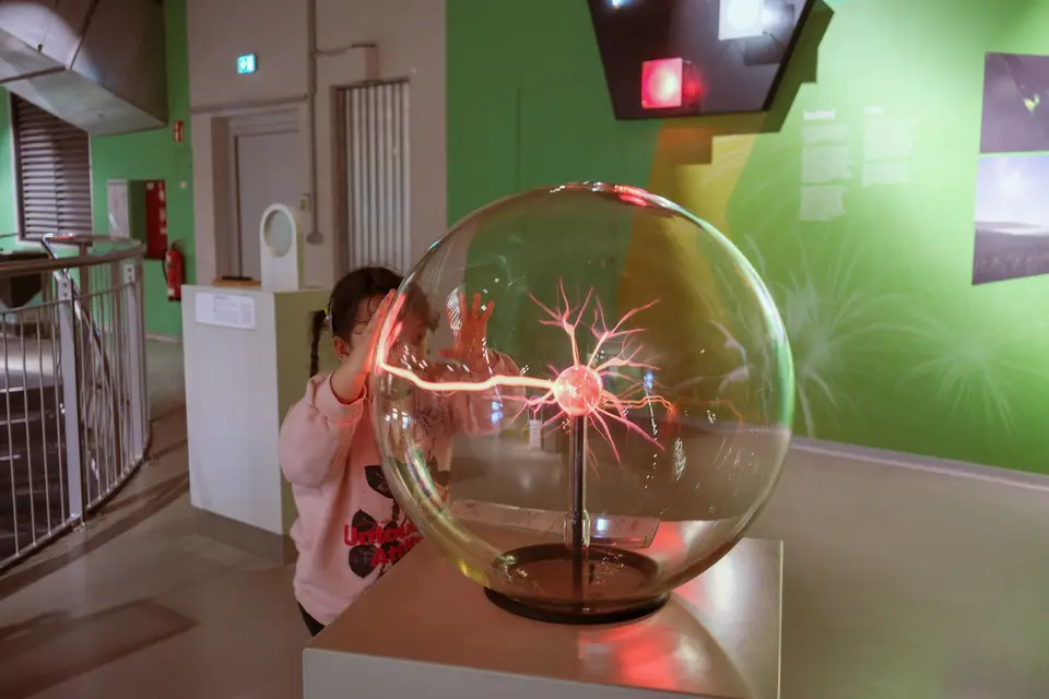 親子在科學館參與動手操作活動(示意圖)