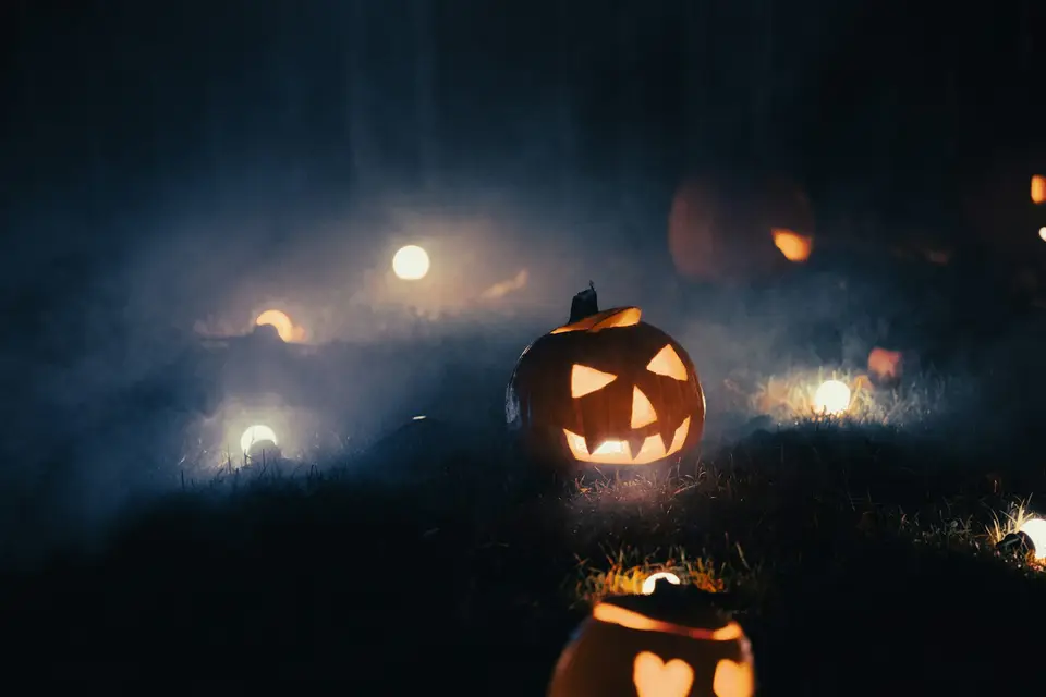 夜間戶外的南瓜燈與節慶燈飾