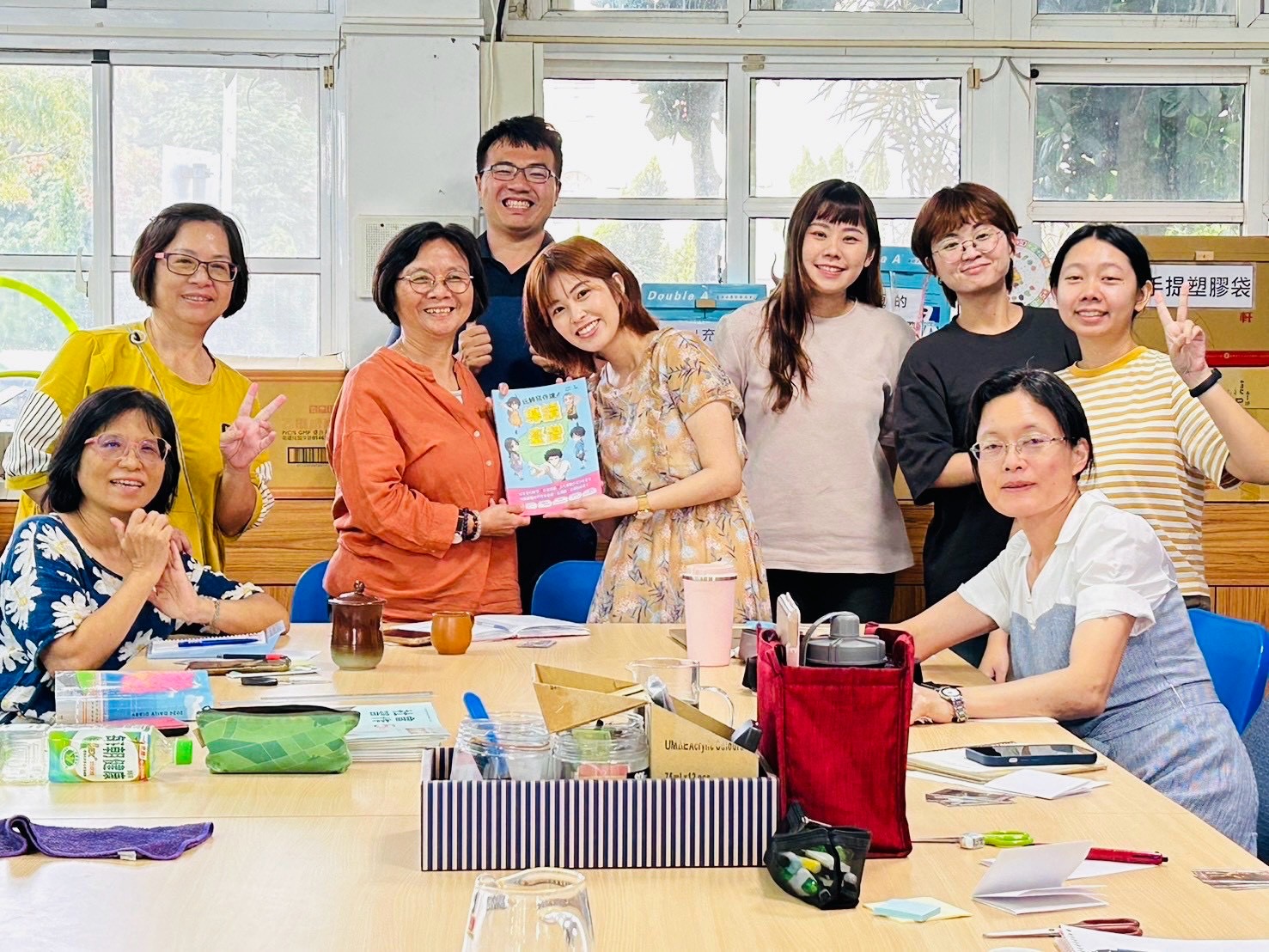 李慈欣與教師夥伴在工作坊中展示學生創作成果