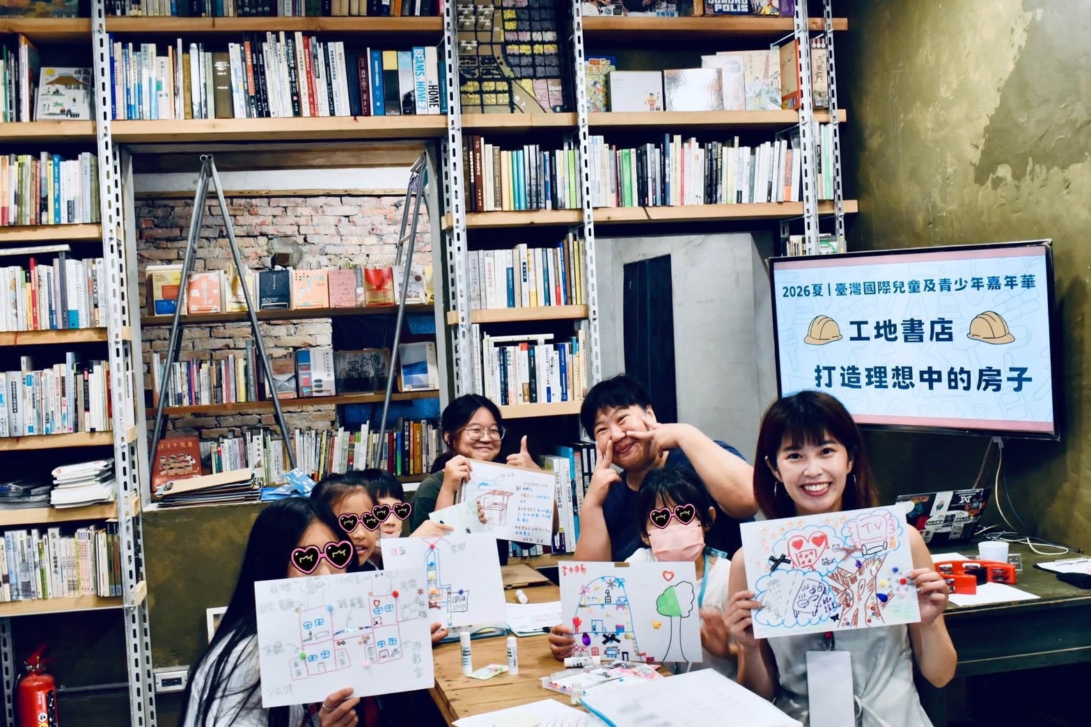 寫作活動中孩子展示自己畫下的理想房子