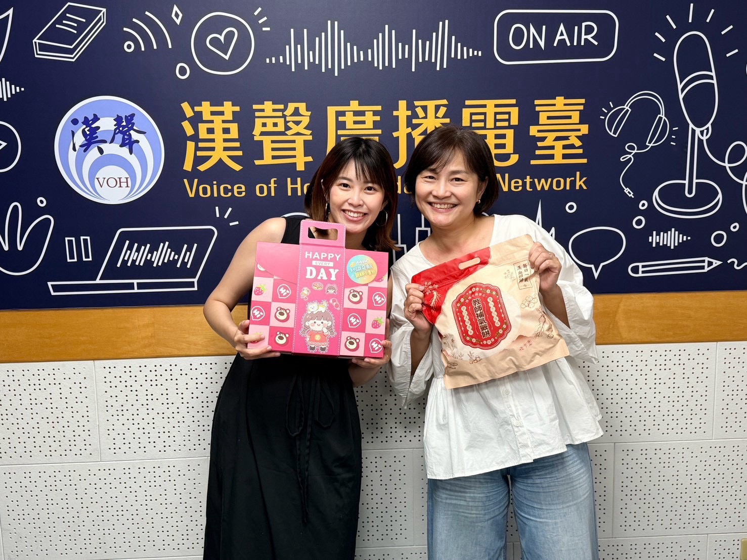 慢慢老師李慈欣在漢聲廣播主持臺前與幸運籤餅禮盒合影