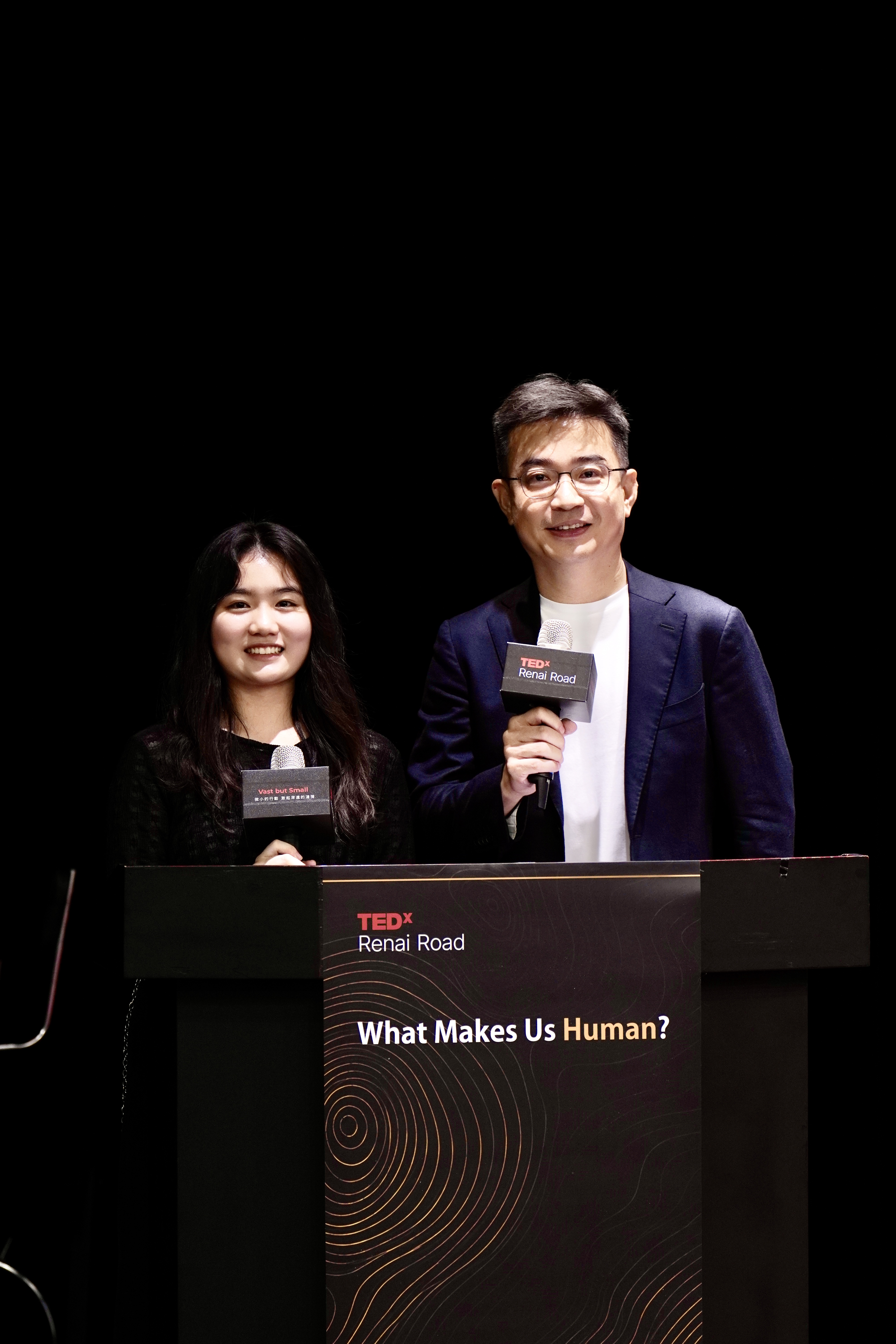 TEDxRenaiRoad現場的回顧環節,主持人在台上介紹過往講題「Vast but Small:微小的行動,激起深遠的迴響」