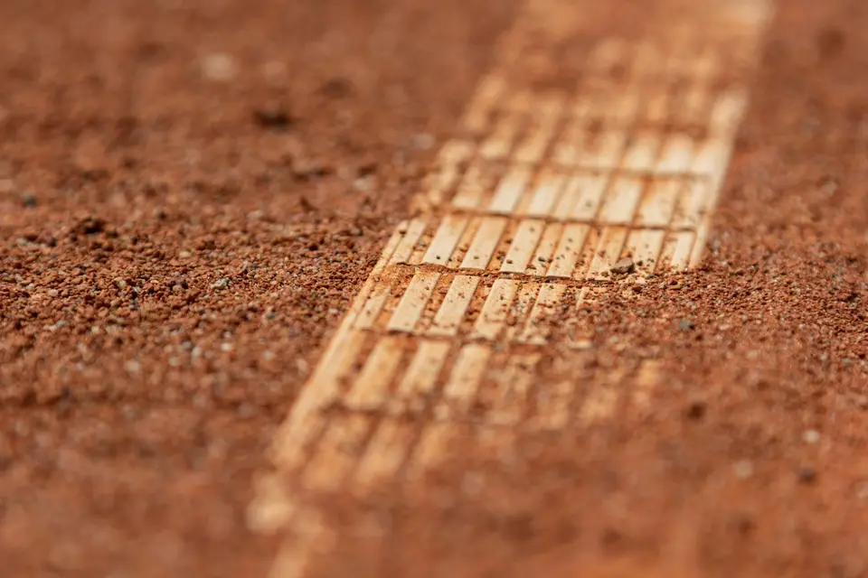 Roland-Garros 官網把賽事場地說明為紅土(示意圖) 紅土網球場與白色球線