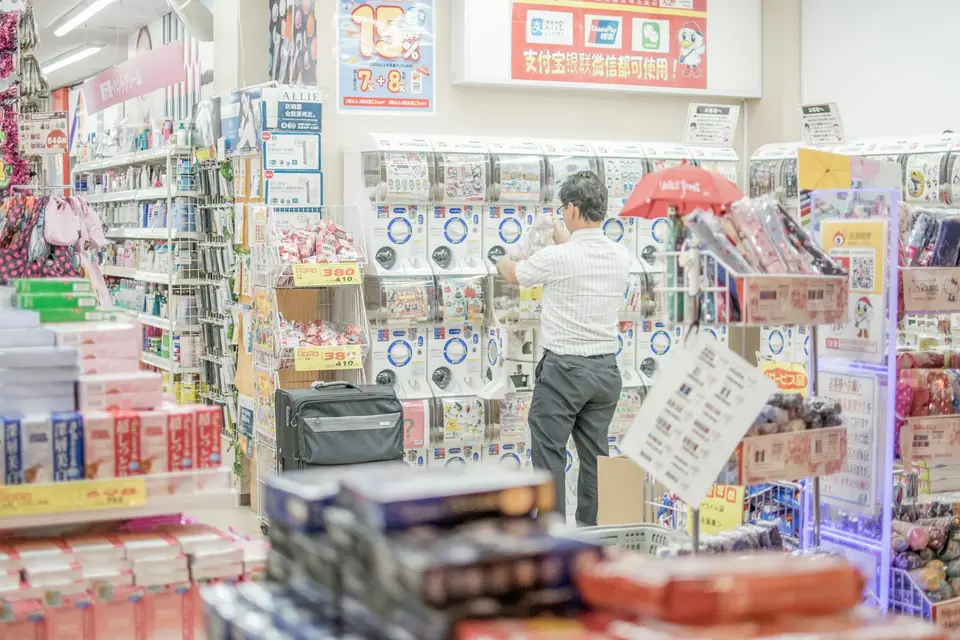 豆類、蔬菜與日常餐點擺在餐桌上的示意畫面，呈現植物性飲食需要安排營養來源