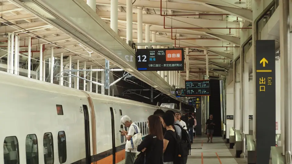 高速鐵路列車停靠月台，旅客準備搭車的日常交通場景