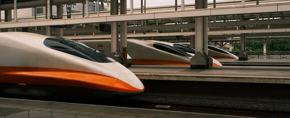 高速鐵路軌道與列車的遠景，呈現列車系統與路線共同運作