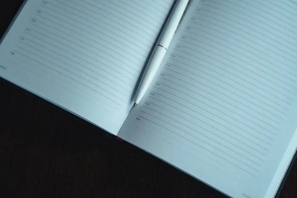 攤開的筆記本與筆的示意畫面