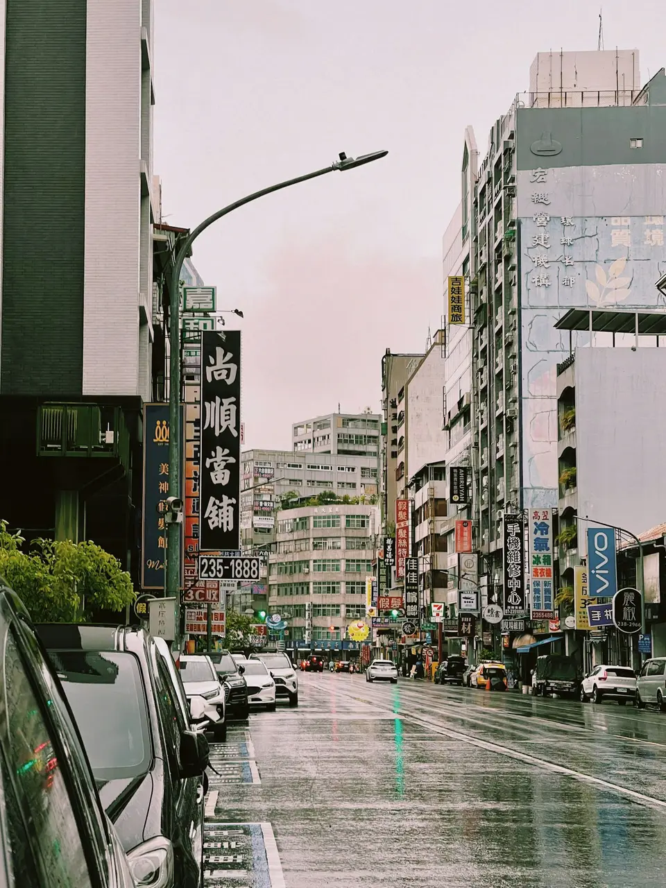 午後停班與市場收盤時間有不同處理規則(示意圖) 雨後台灣街區道路與兩側建築