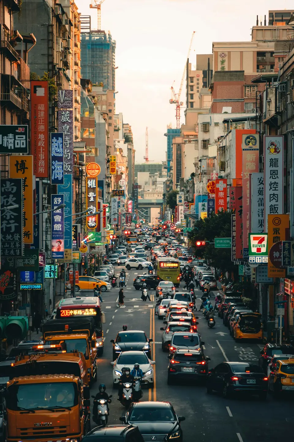 交易資訊與地方公告要各自確認(示意圖) 台灣市區道路上的車流與街道景象